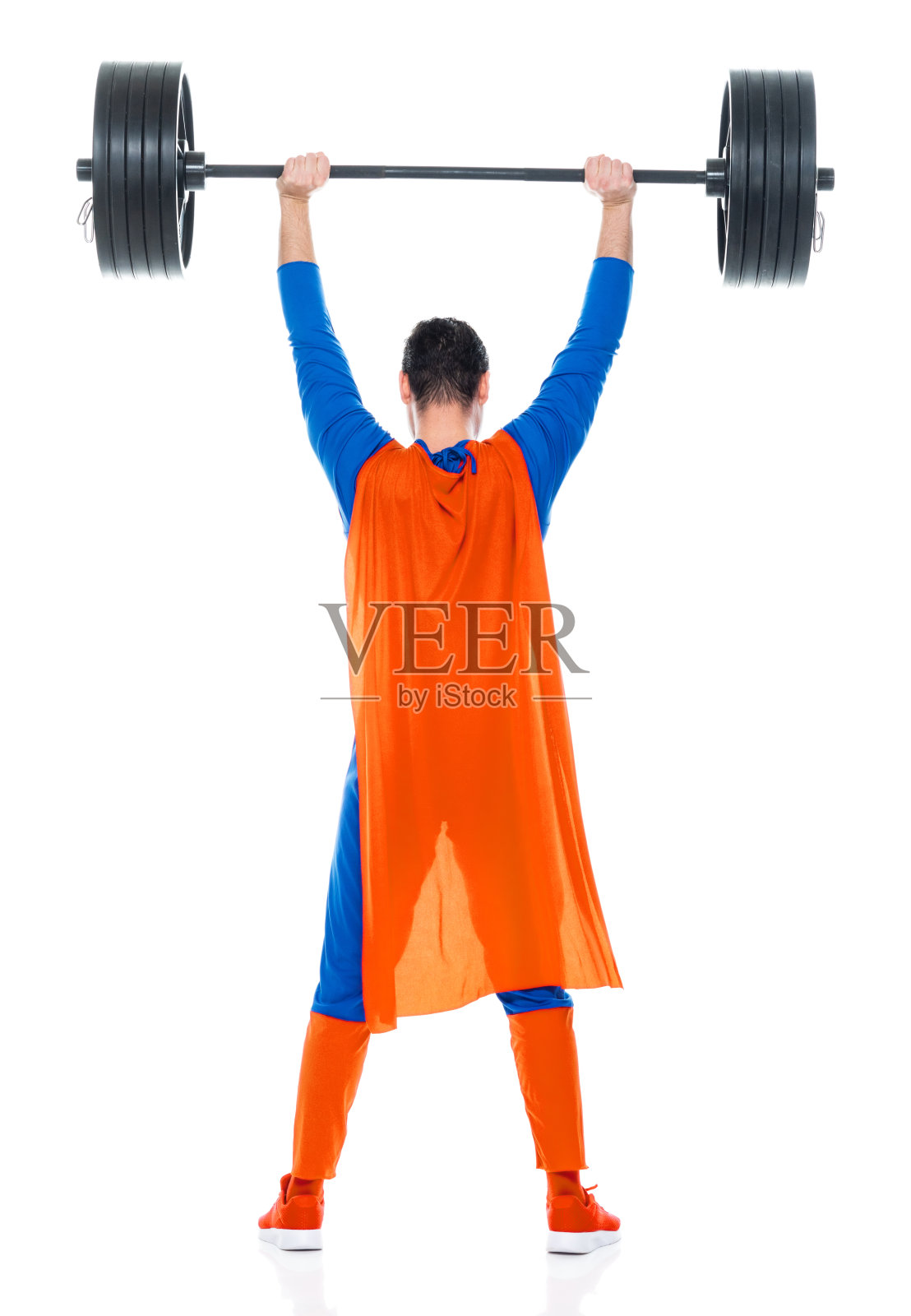 戴着眼罩在白色背景前健身的白人男子照片摄影图片