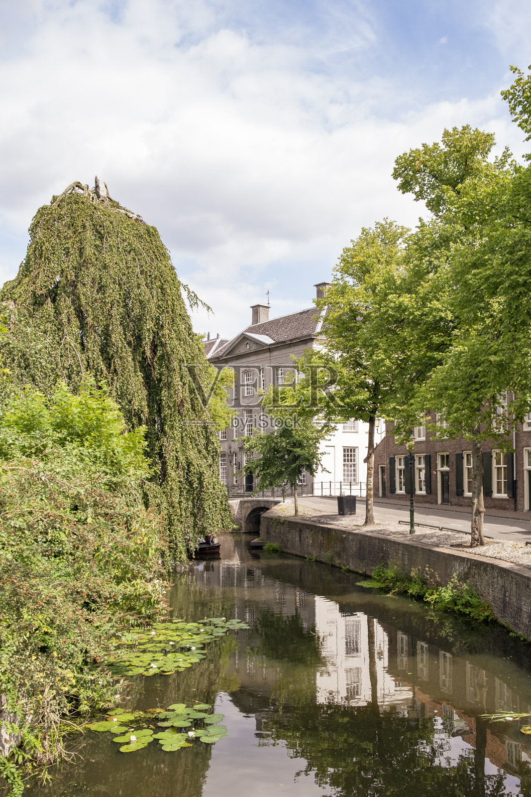 在一个美丽的夏日，在阿默斯福特的Zuidsingel运河景色照片摄影图片