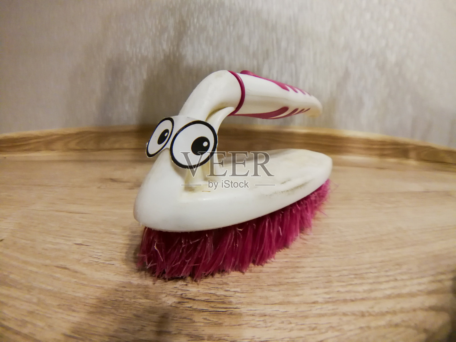 老鬃毛扫帚，疯狂的眼睛照片摄影图片