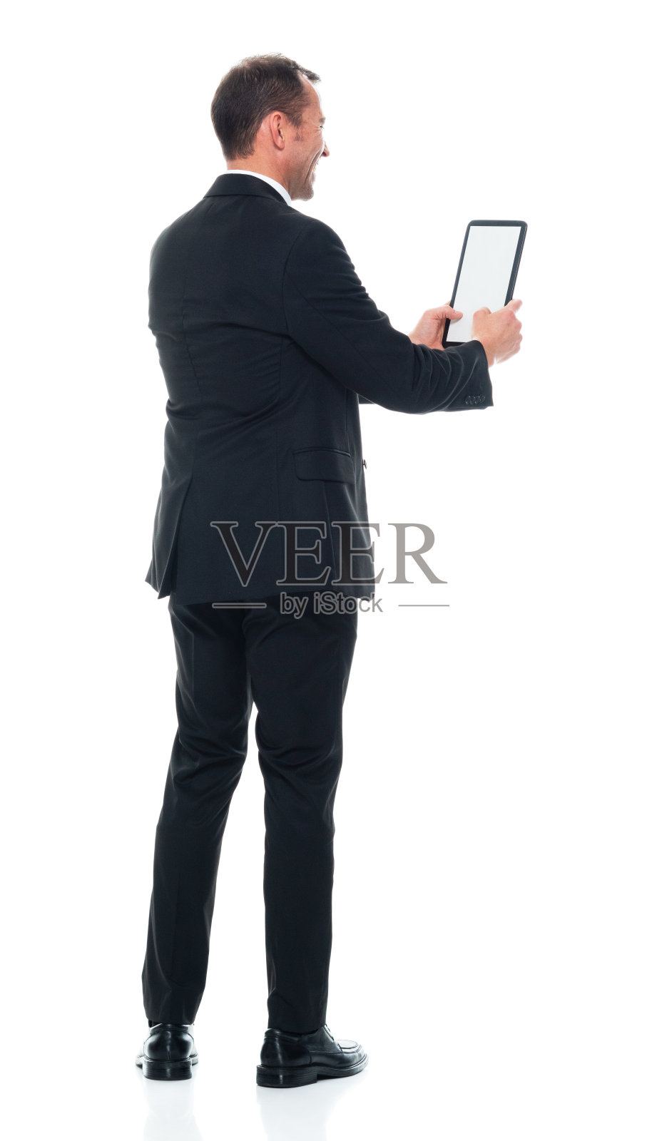 穿商务装使用触摸屏的白人男子照片摄影图片