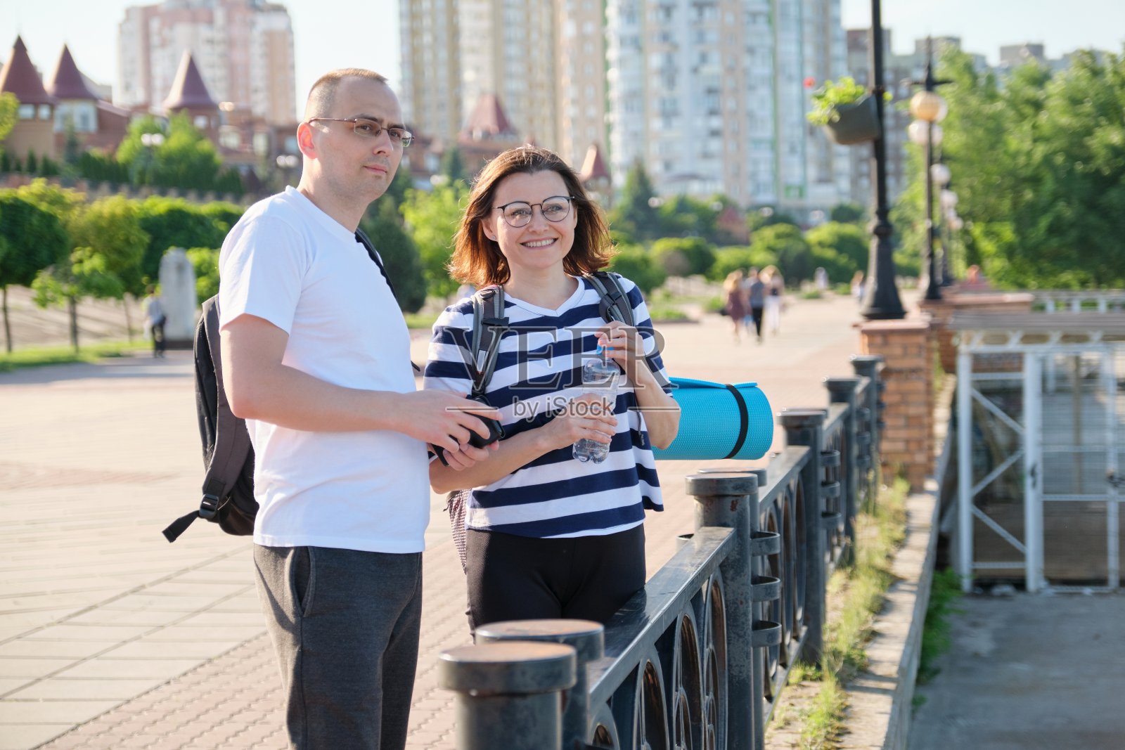 成熟的夫妻，会说话会走路的男人和女人照片摄影图片