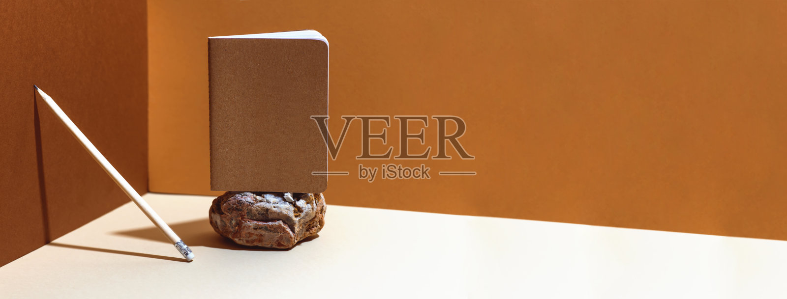 回收笔记本和棕色背景的木制铅笔。照片摄影图片