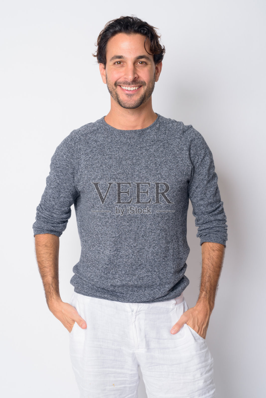 快乐英俊的西班牙男子微笑的肖像照片摄影图片