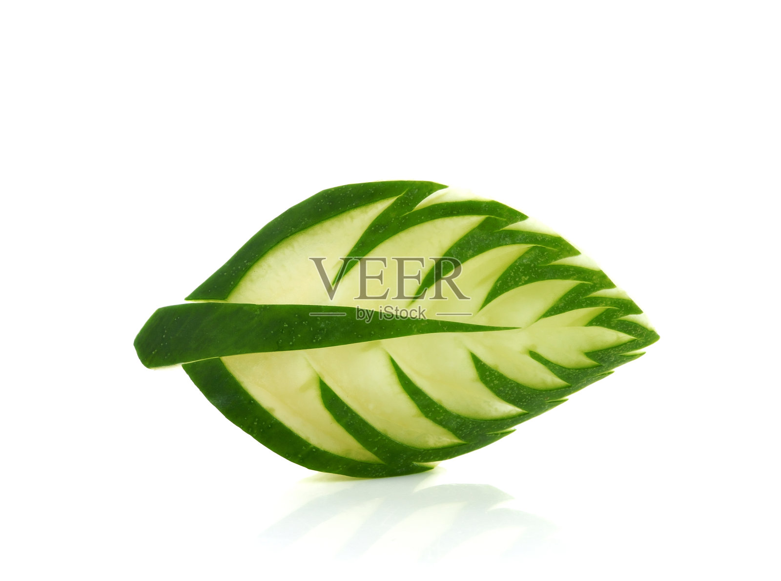 黄瓜上雕成叶状白色照片摄影图片