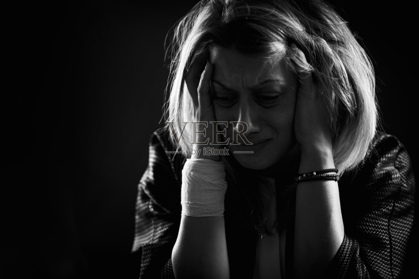 焦虑症概念——焦虑的女人肖像照片摄影图片