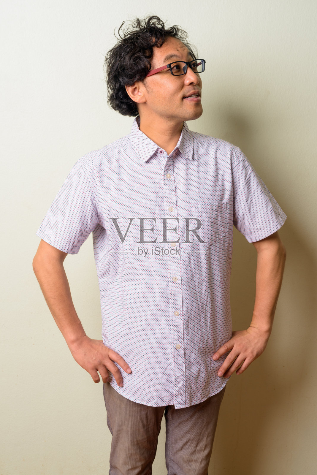 这是一幅日本人戴着眼镜抬头思考的肖像照片摄影图片