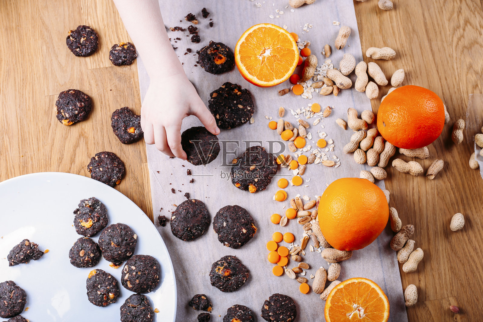 手工巧克力饼干与橘子，肉桂和坚果。照片摄影图片