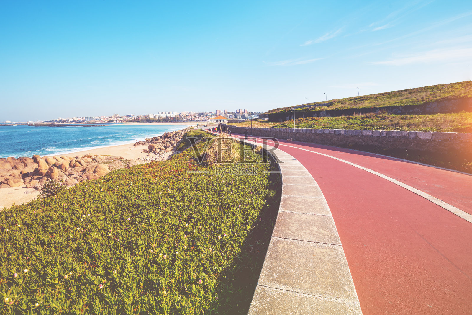 春天海滩上的红色长廊。美丽的海湾在一个阳光明媚的日子。地平线上的波尔图城。葡萄牙,欧洲照片摄影图片
