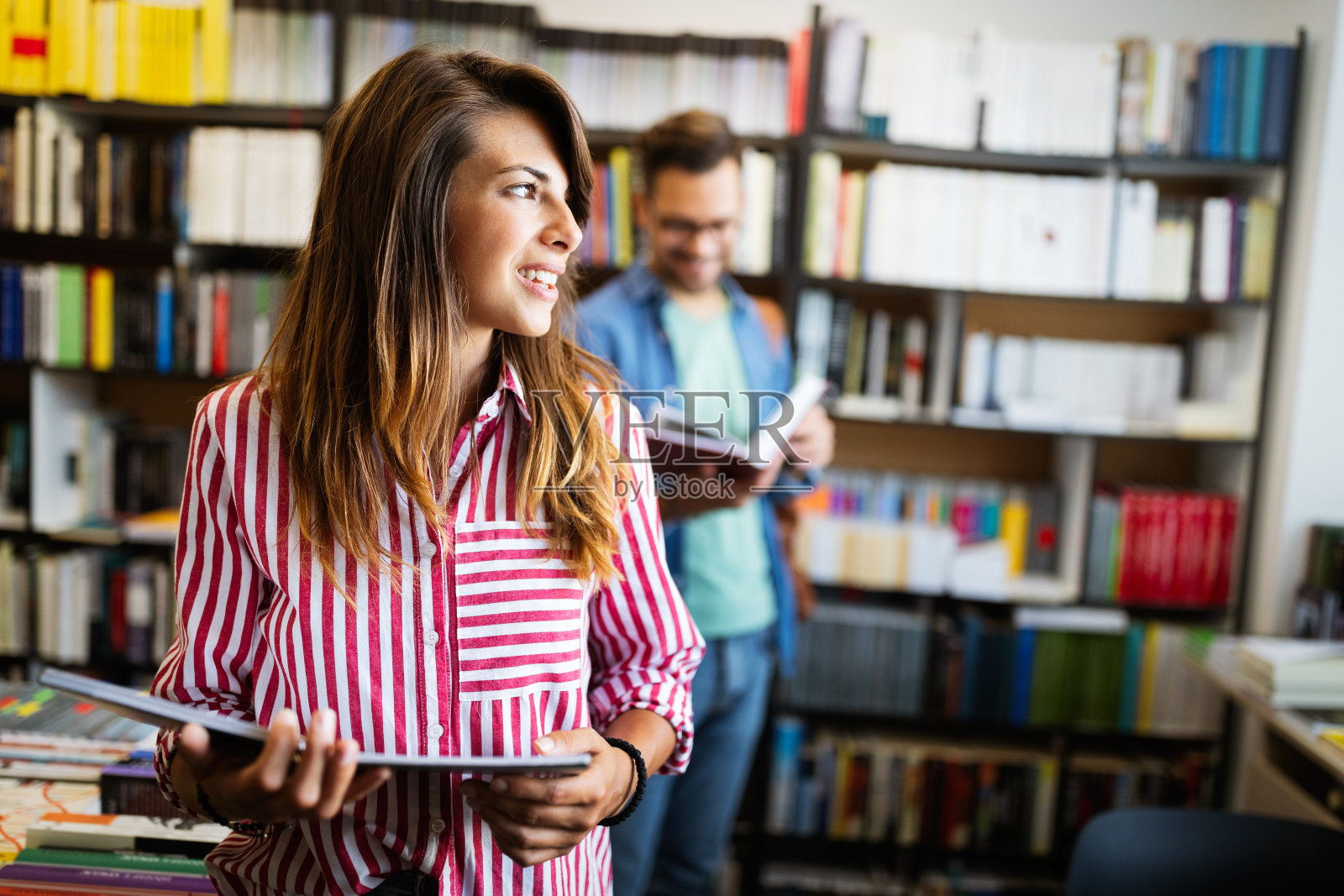 教育：高中、大学学习理念，女学生在图书馆阅读书籍照片摄影图片