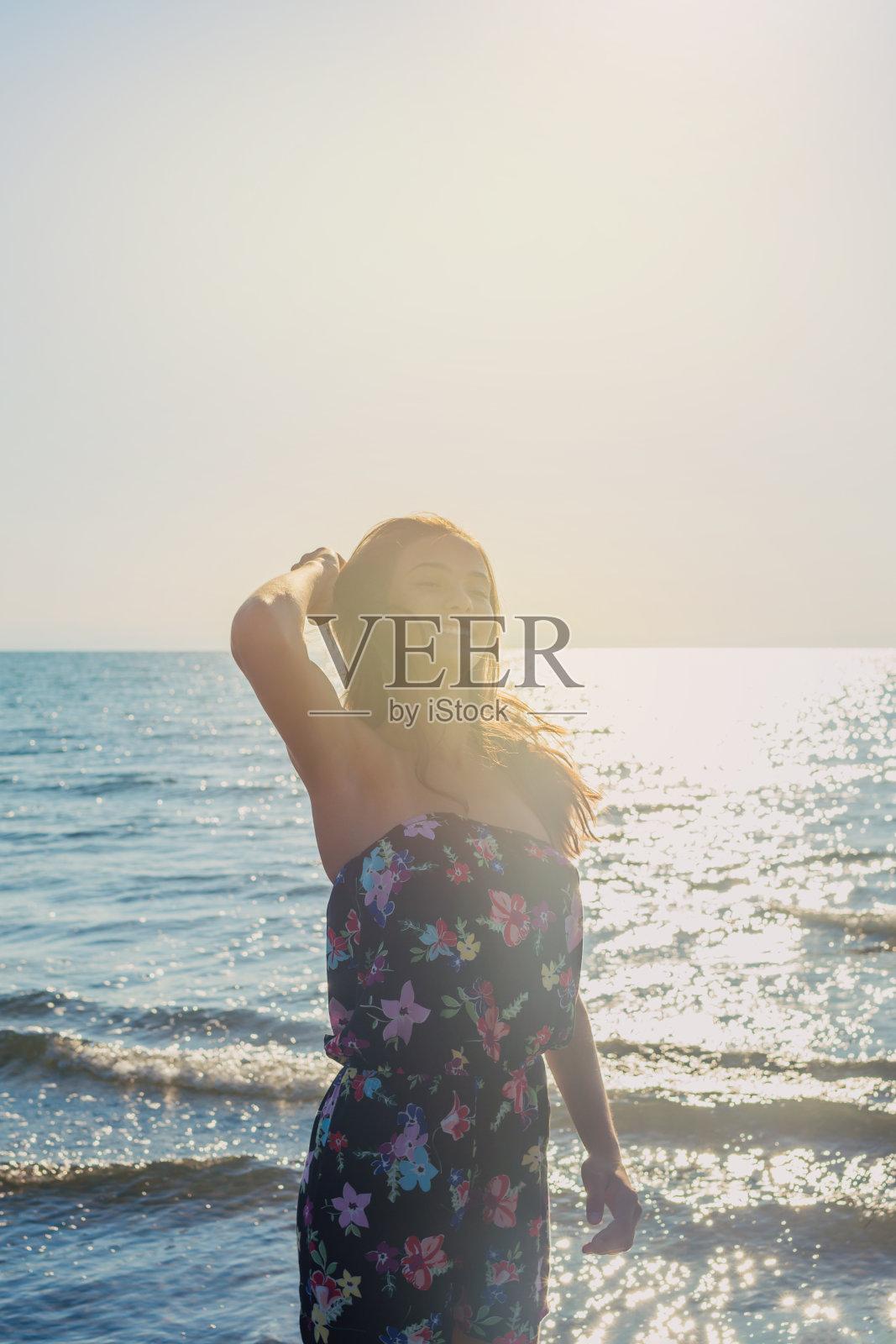 垂直肖像的女孩在海上照片摄影图片