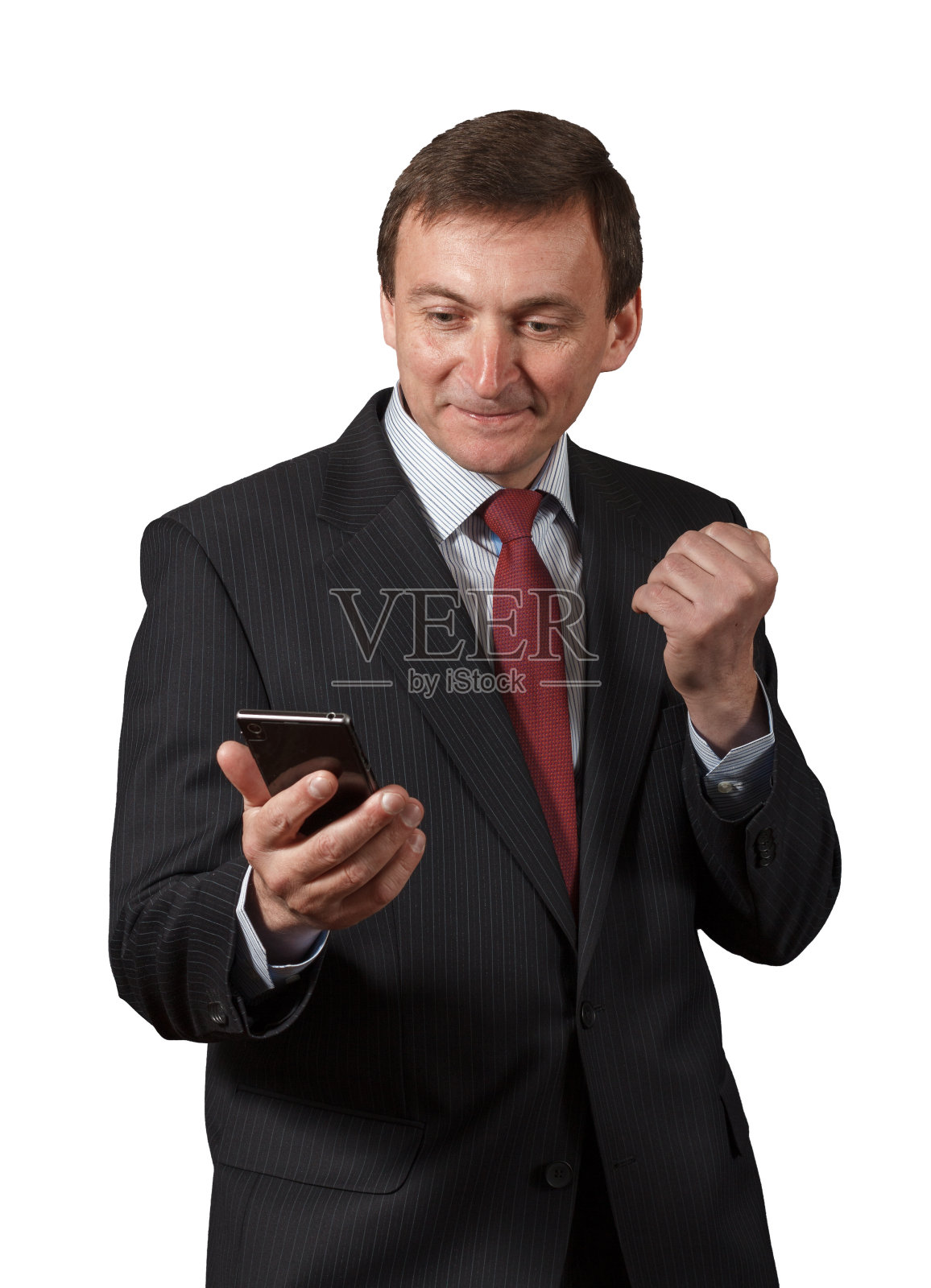自信成熟的商人看着卖手机，有快乐的表情和微笑。照片摄影图片