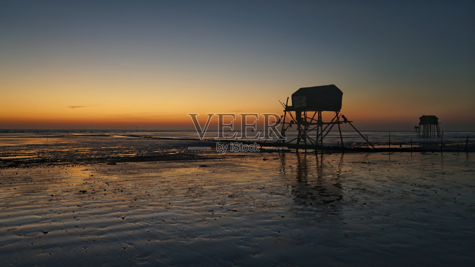 沙滩上的日出照片摄影图片