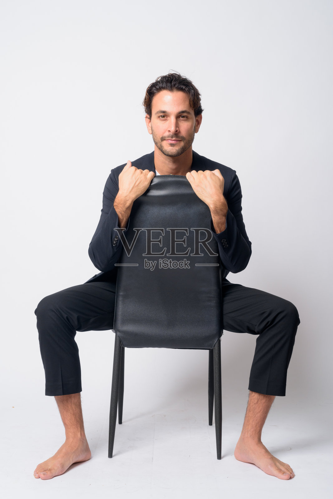 英俊的西班牙商人坐在椅子上的全身照片照片摄影图片