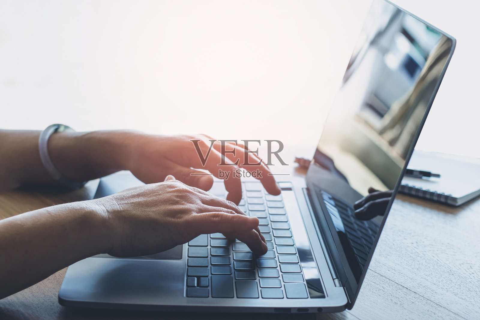 女人使用笔记本电脑在线学习照片摄影图片