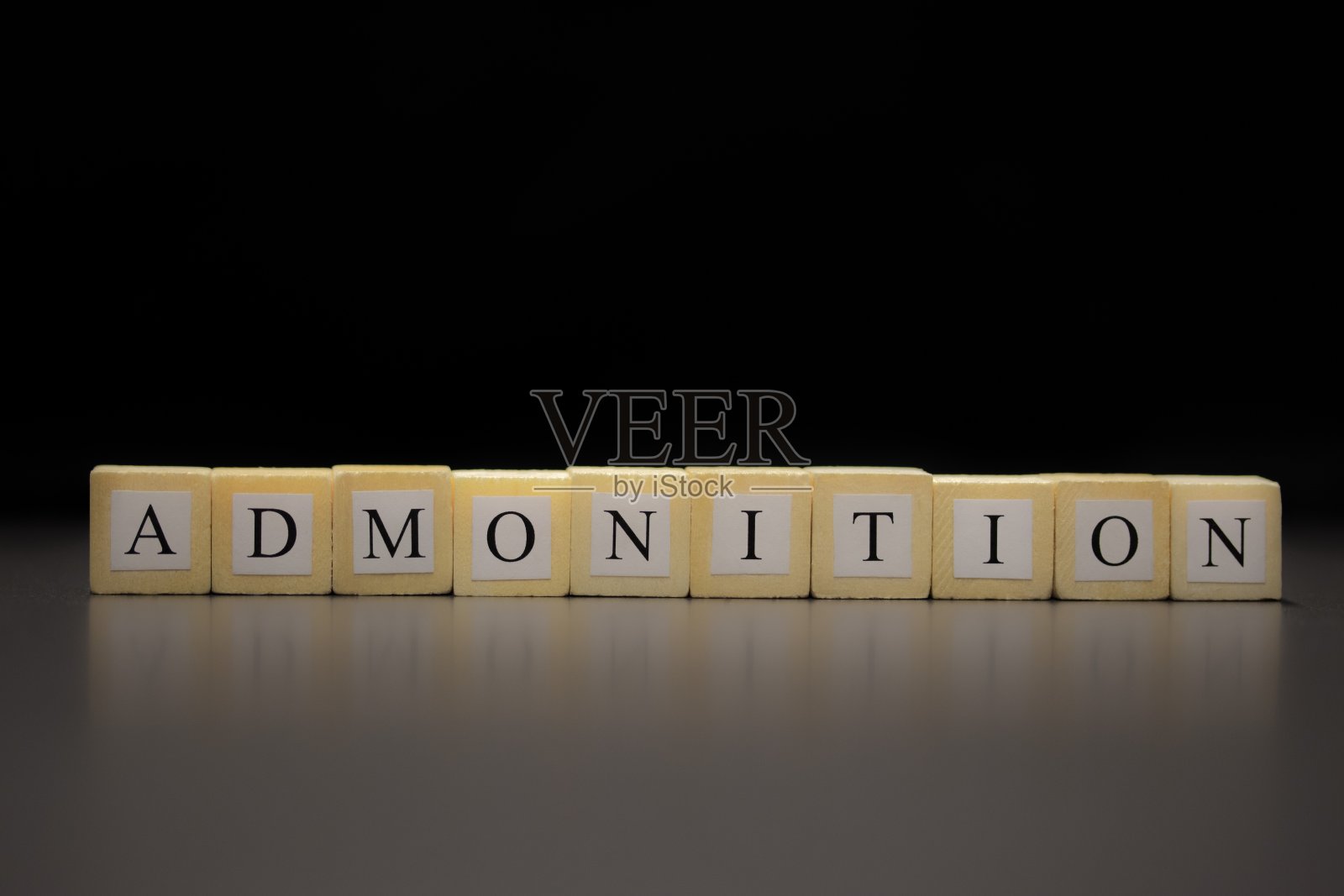 黑色背景上木块拼出的“ADMONITION”字样照片摄影图片