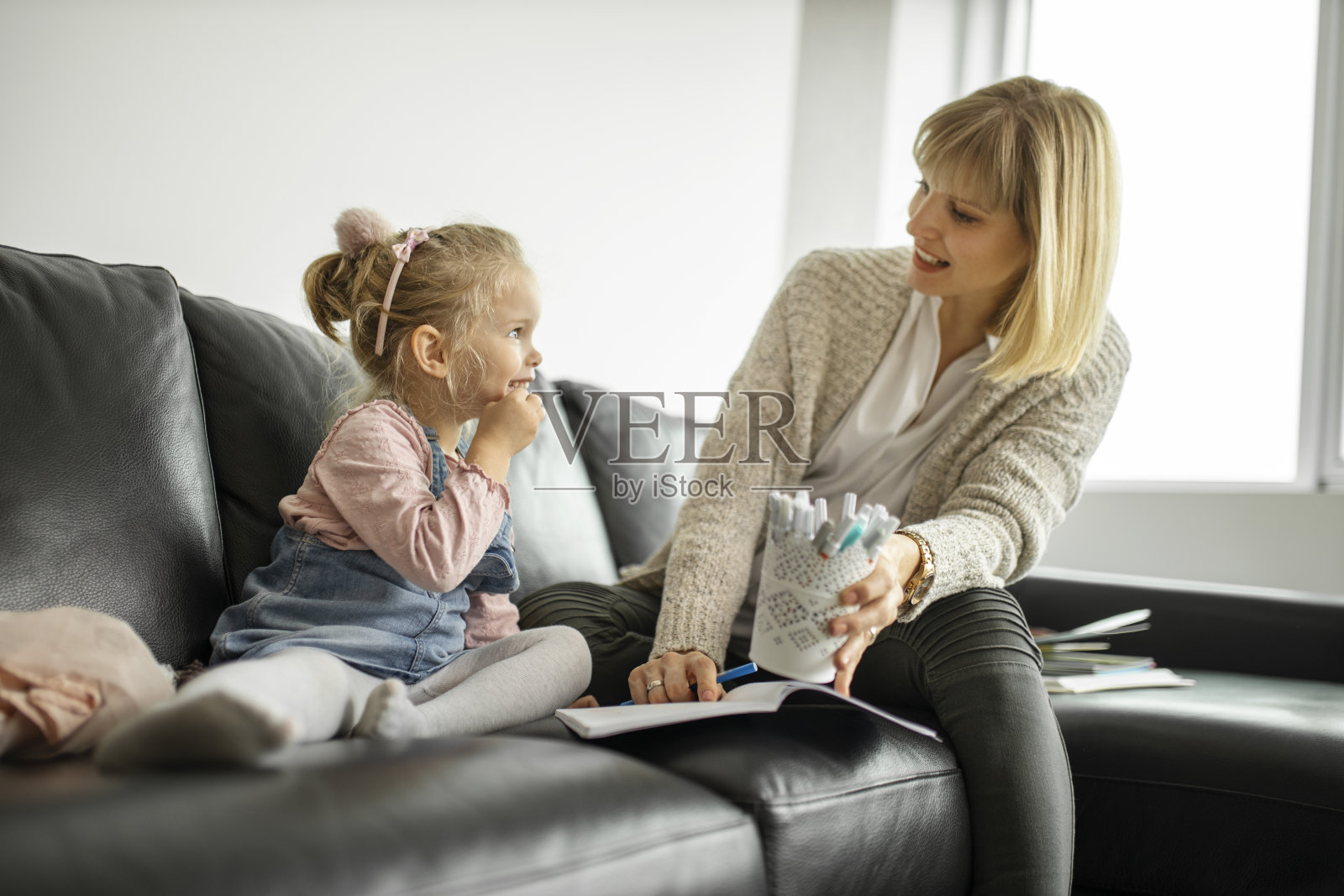 女人和她的孩子玩得很开心照片摄影图片