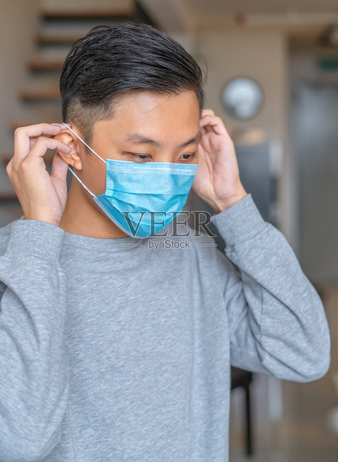 戴外科口罩的亚洲男子城市肖像照片摄影图片