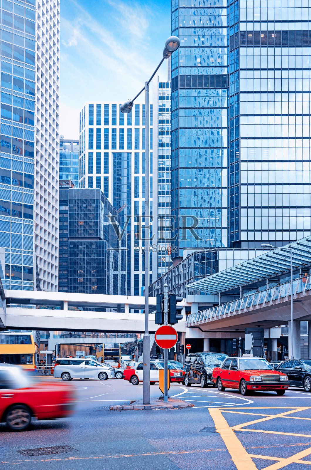 香港市中心街道上车辆川流不息照片摄影图片