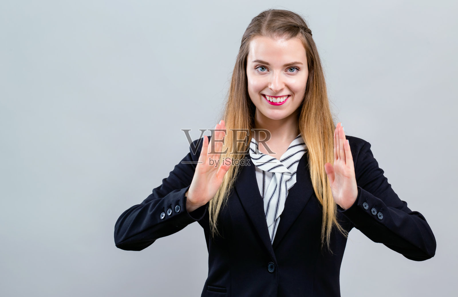 年轻女子拿着东西照片摄影图片