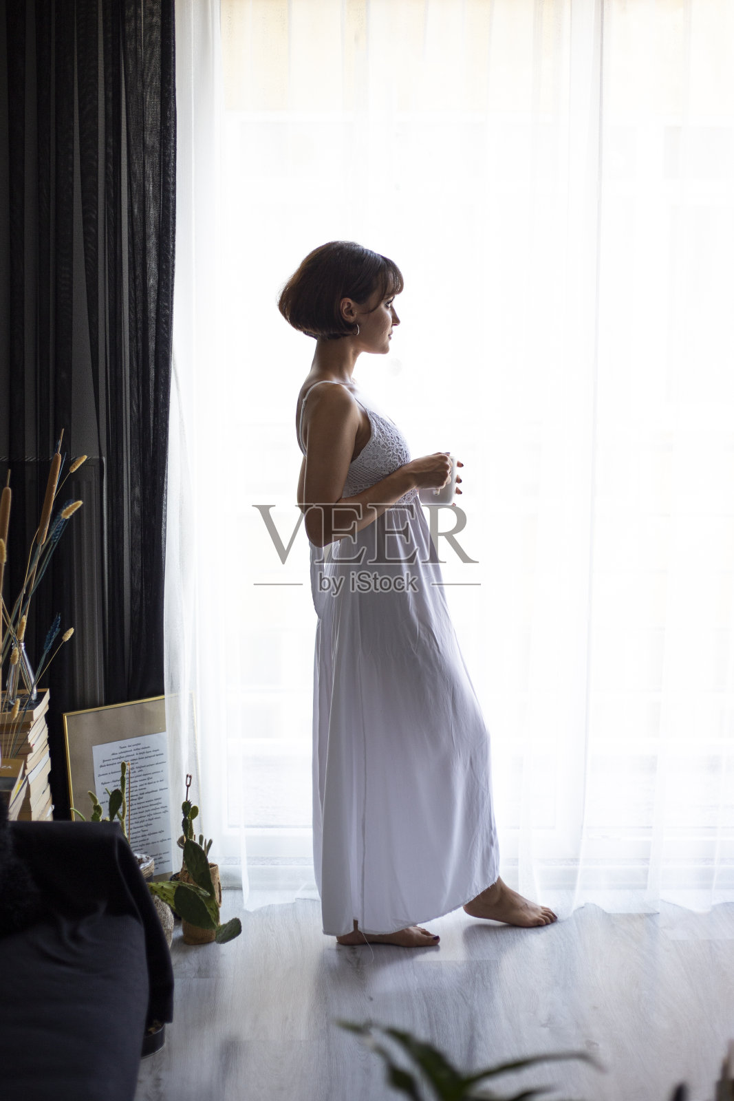 女人在家穿着白色衣服照片摄影图片