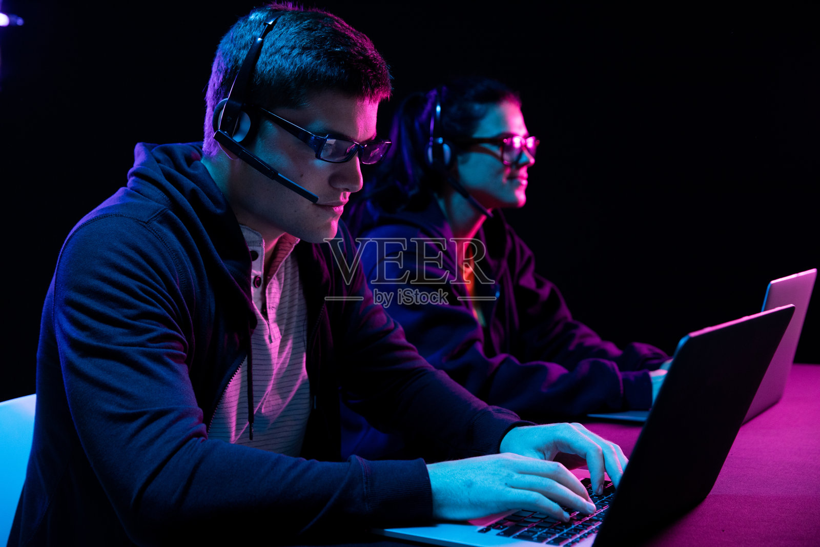 白人男子和女子在办公室工作到深夜照片摄影图片