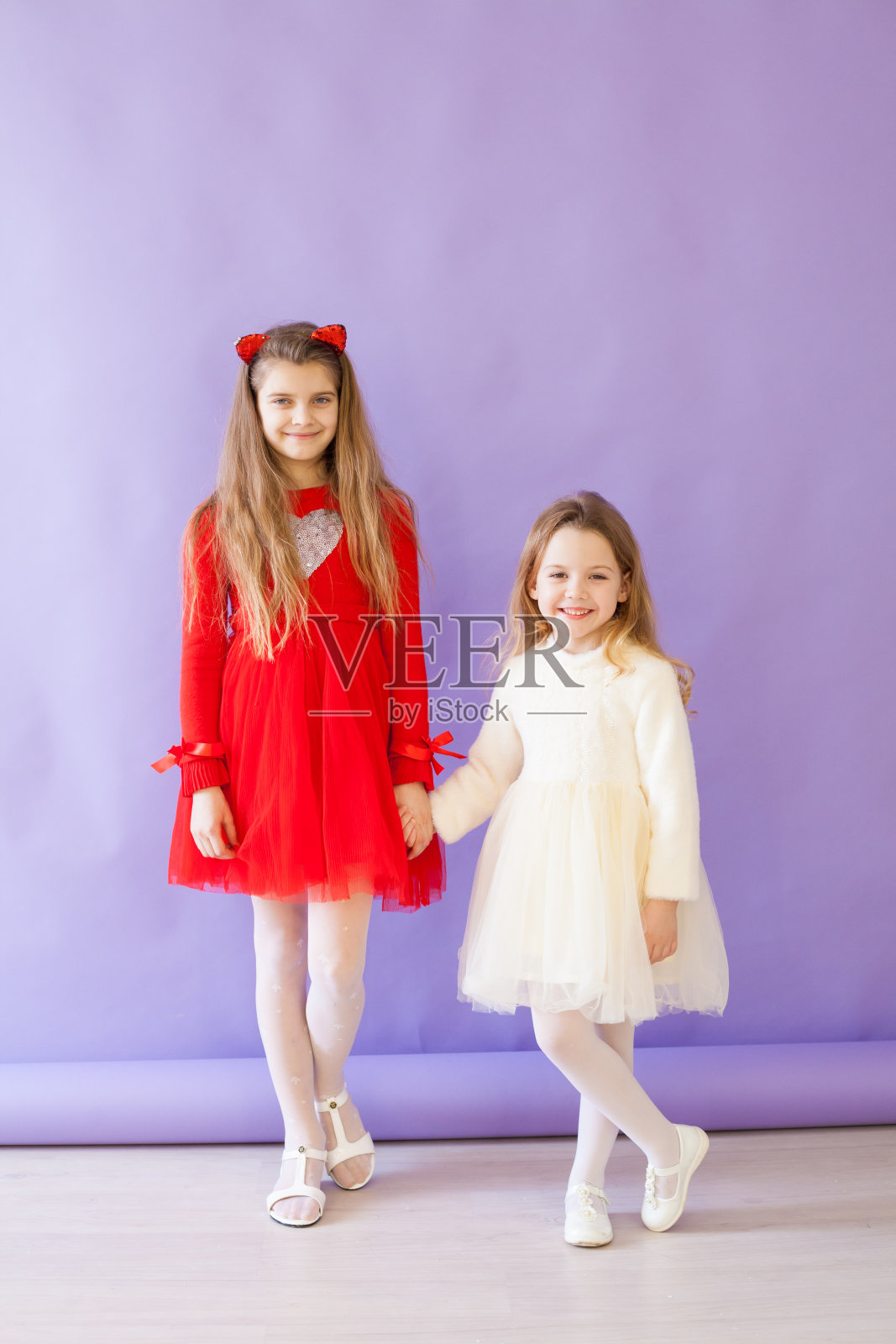 两个女孩穿着红色和白色的姐妹装照片摄影图片