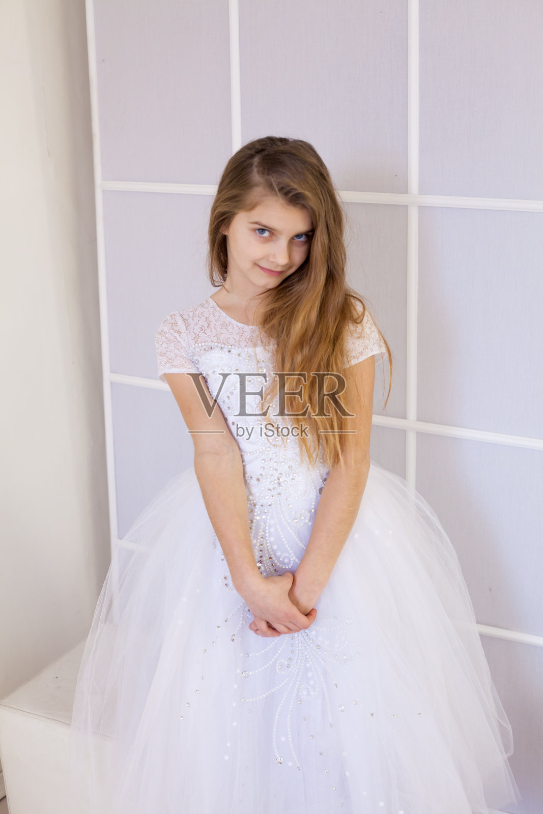 一个穿着白色裙子的漂亮女孩的肖像照片摄影图片