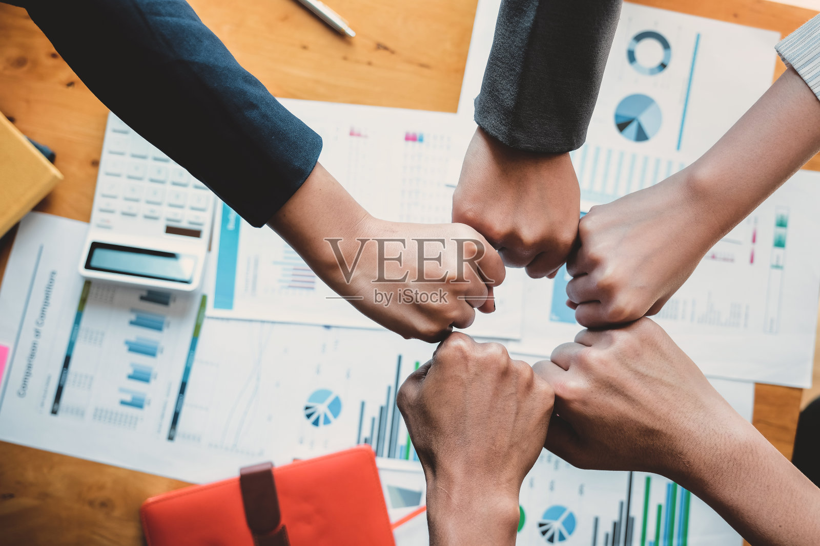 团队合作的成功。在办公室与合作伙伴会面后，商务人员团队表现出良好的团队精神并携手合作。经营理念照片摄影图片