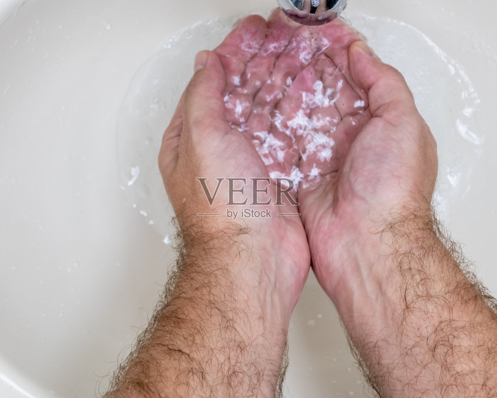 男人洗手的特写镜头照片摄影图片