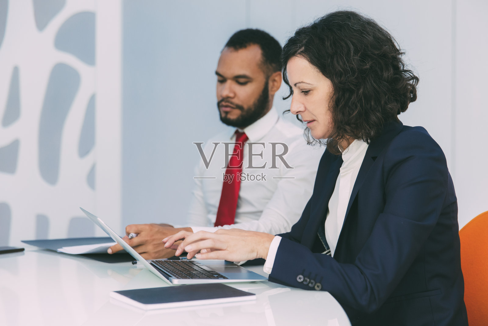 检查电脑的严肃商业同事照片摄影图片