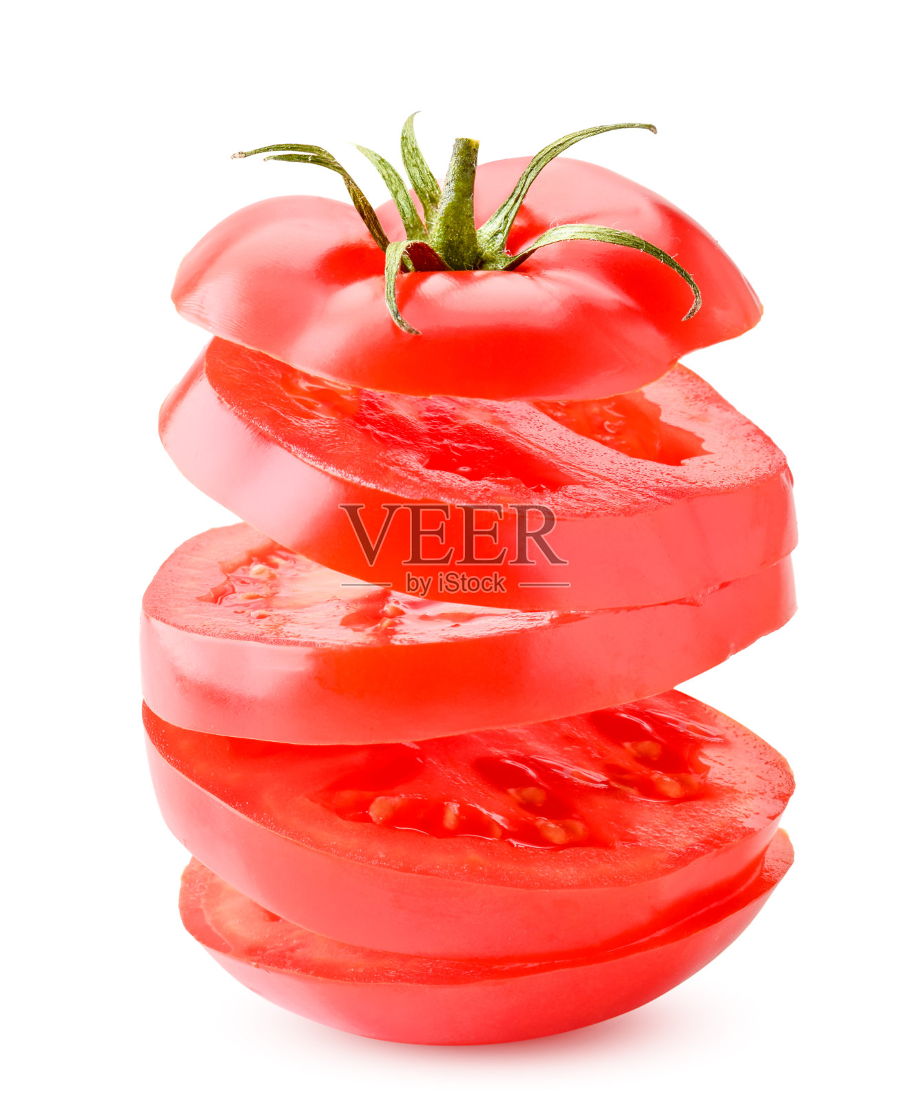 切成小块的成熟西红柿在白色的背景上飞舞。孤立的照片摄影图片