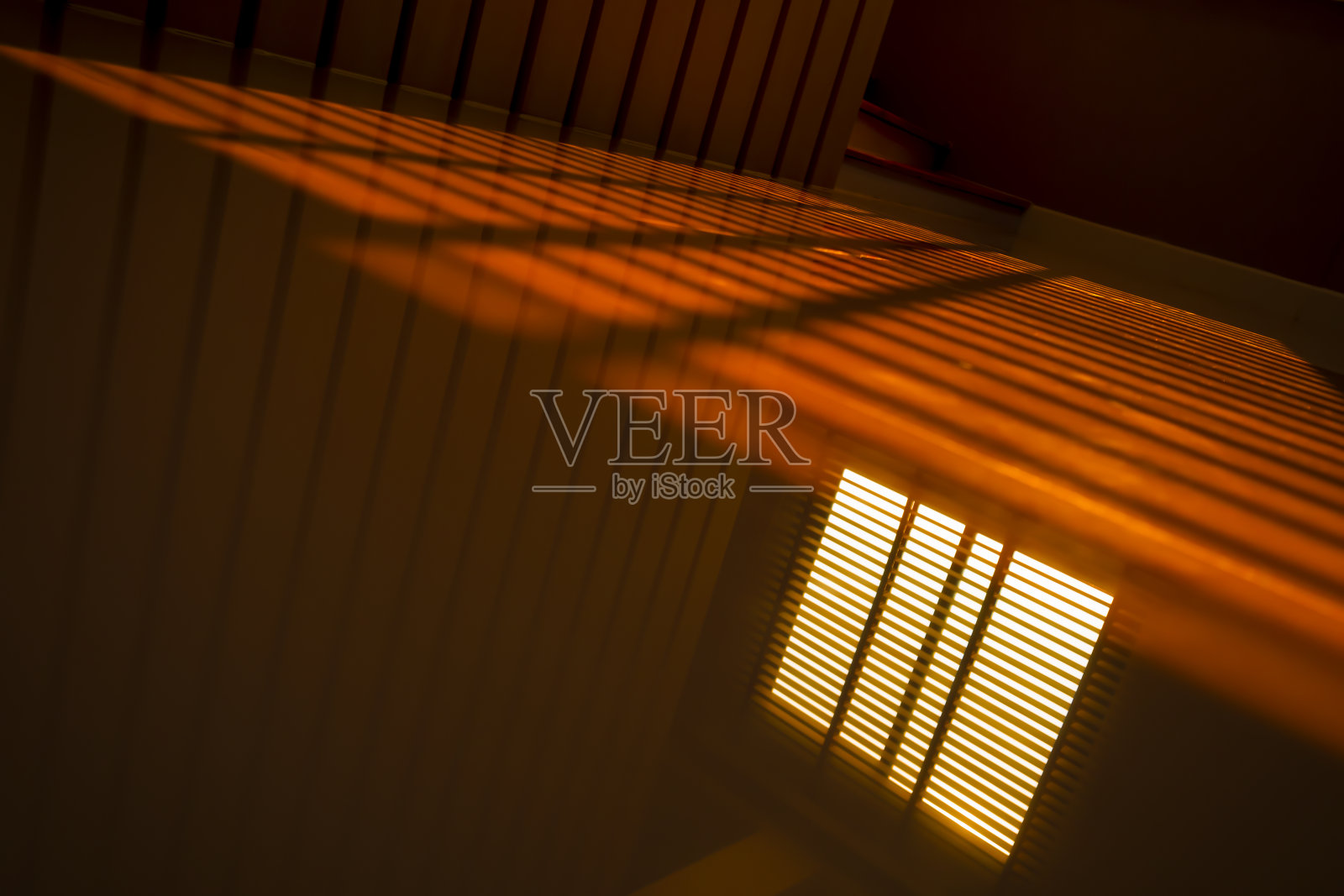 室内设计，美丽的图案，闪亮的窗户反射在瓷砖地板纹理的现代商务办公室与深色的木墙背景为城市生活方式的建筑理念概念照片摄影图片