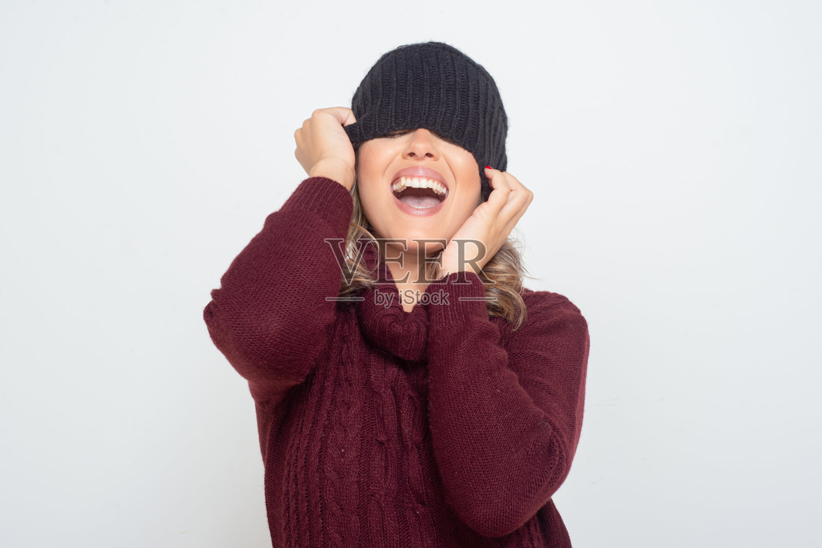 快乐的年轻女子戴着帽子照片摄影图片