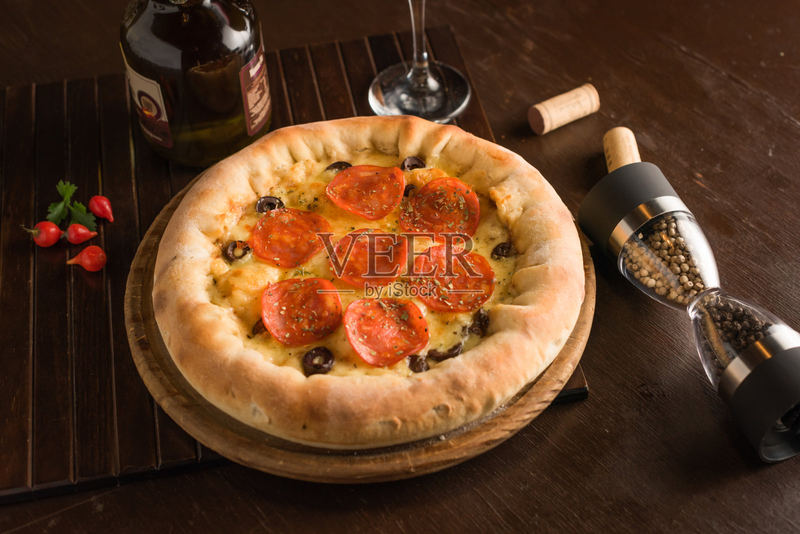 带芝士边缘的迷你意大利辣香肠披萨，在木烤箱中烘烤照片摄影图片