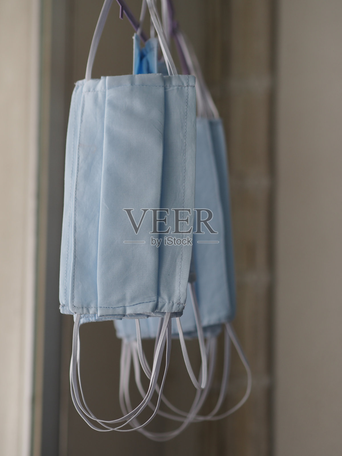 用布料制成的口罩，可以防止灰尘和细菌pm 2.5，病毒covid 19照片摄影图片