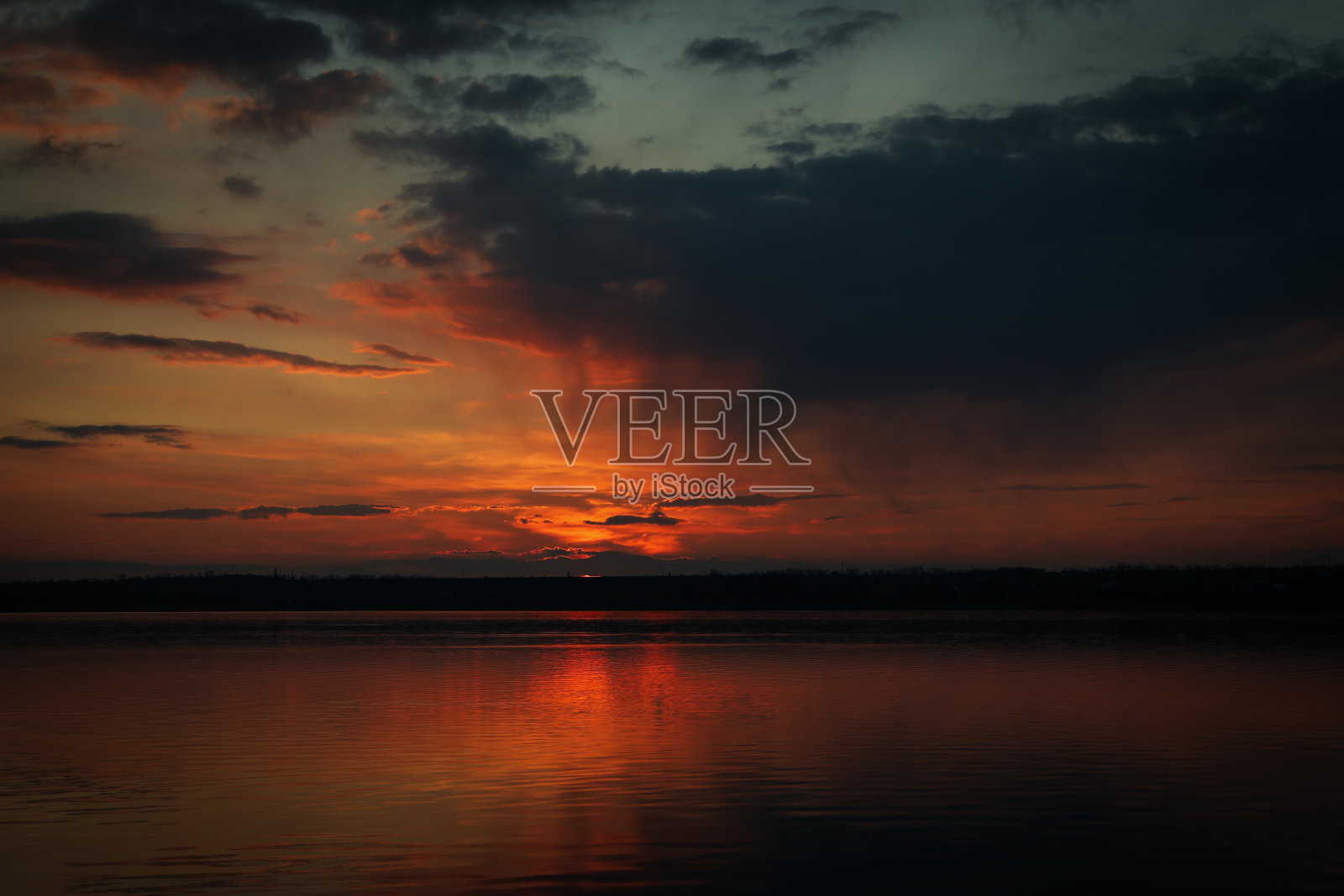 令人惊叹的日落与云彩和河流。自然背景照片摄影图片