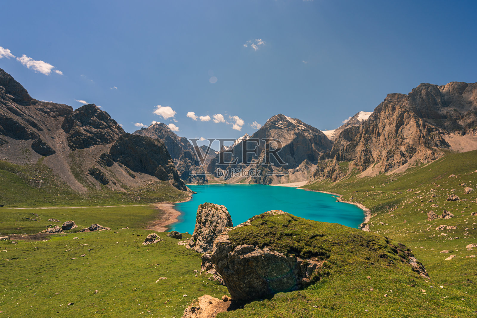 雄伟的中国雪山。令人惊叹的中国自然景观。美丽的湖景。照片摄影图片