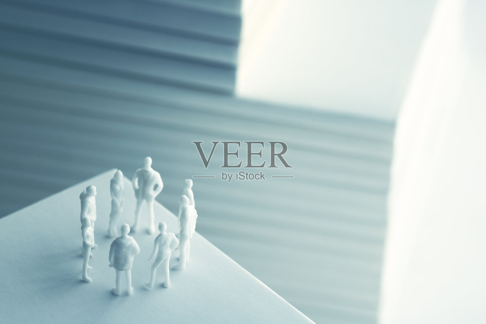 堆叠的白色书籍和人物照片摄影图片