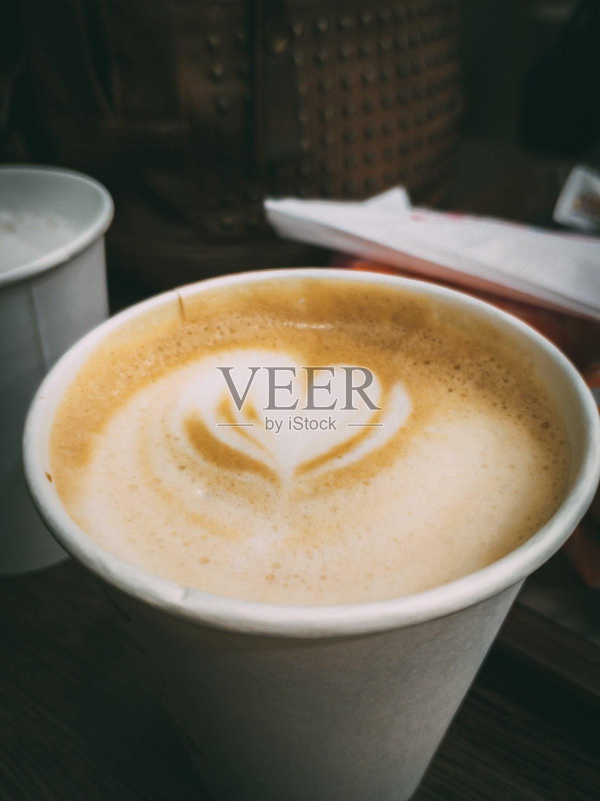 咖啡与心画牛奶，没有聚焦的背景照片摄影图片