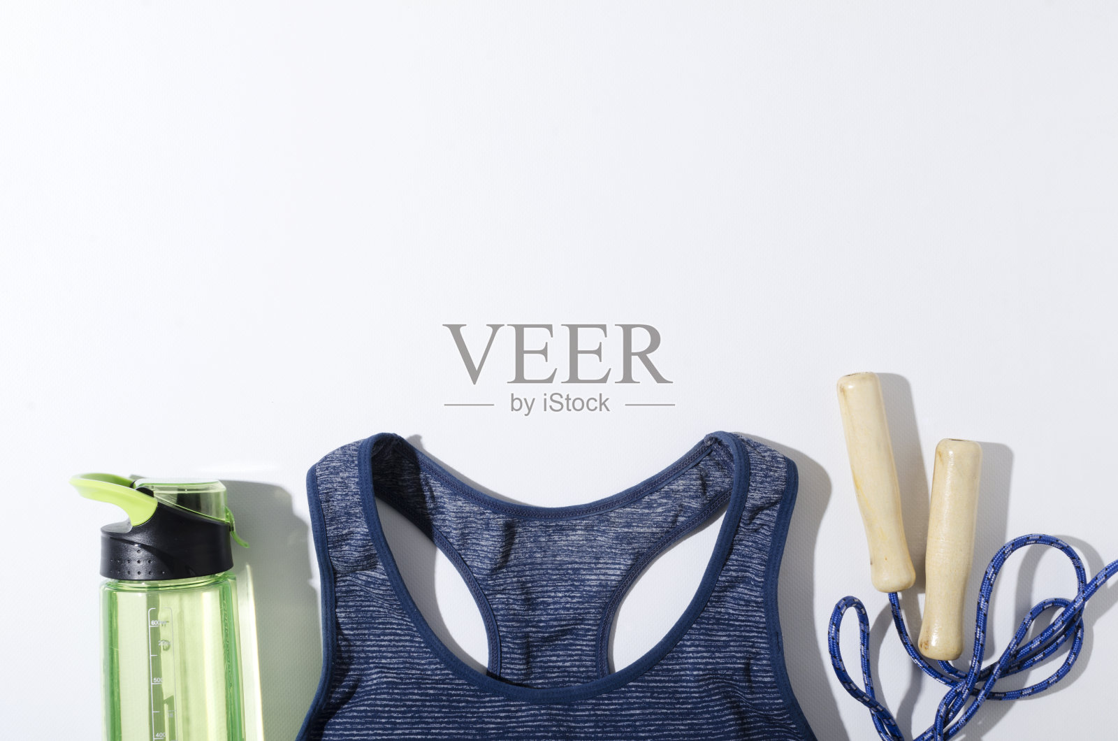 白色背景上的运动工具和服装，强烈的光线，文本的空白区域照片摄影图片