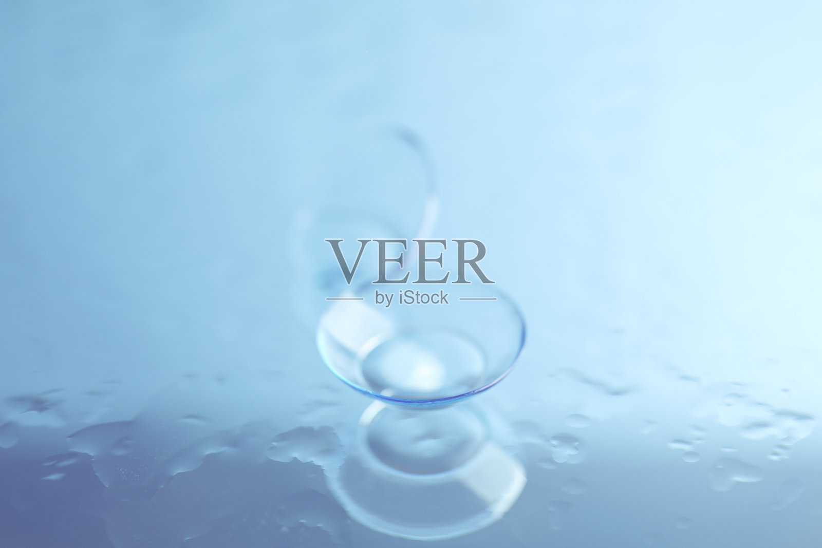 隐形眼镜带水镜面特写照片摄影图片