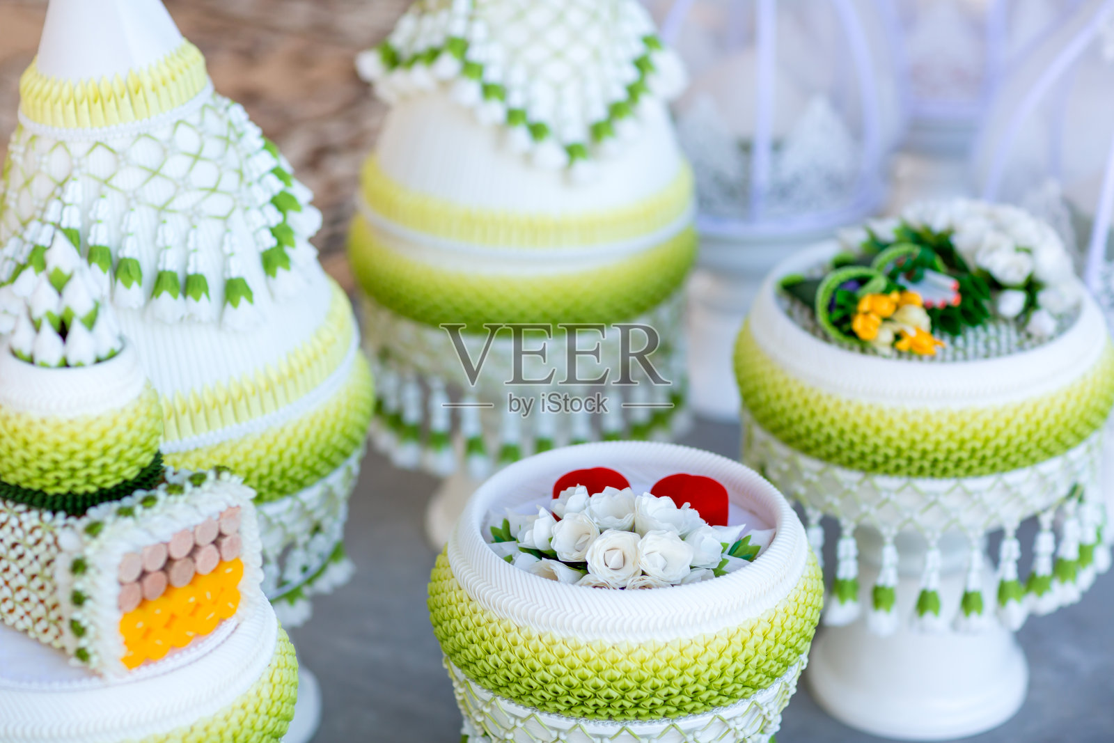 泰国订婚仪式用的订婚碗。彩礼套装，由香蕉叶和泰国婚礼上的花环制成，包含结婚戒指和花，照片摄影图片