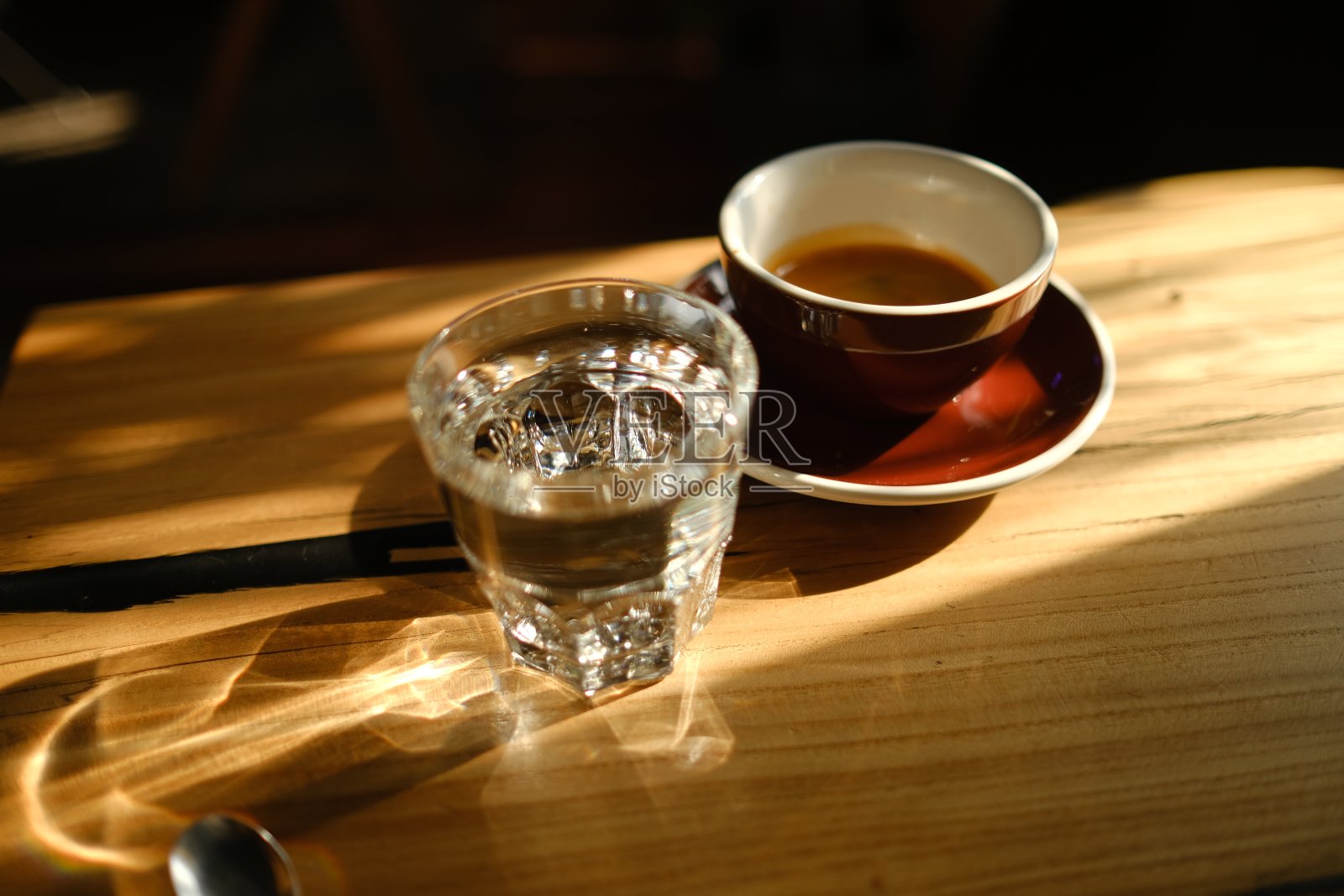 时尚的特色另类黑咖啡。在水晶玻璃杯和玻璃瓶中供应的过滤滴滤咖啡。唯美咖啡照片摄影图片