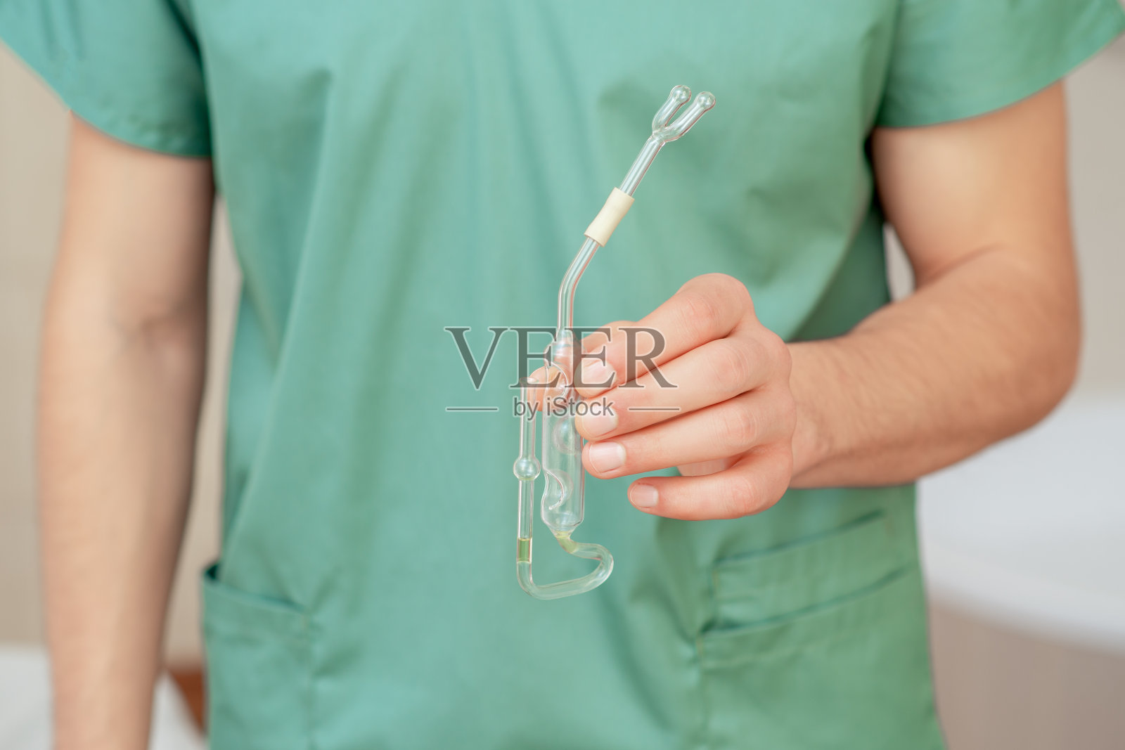 手拿鼻油吸入器。照片摄影图片