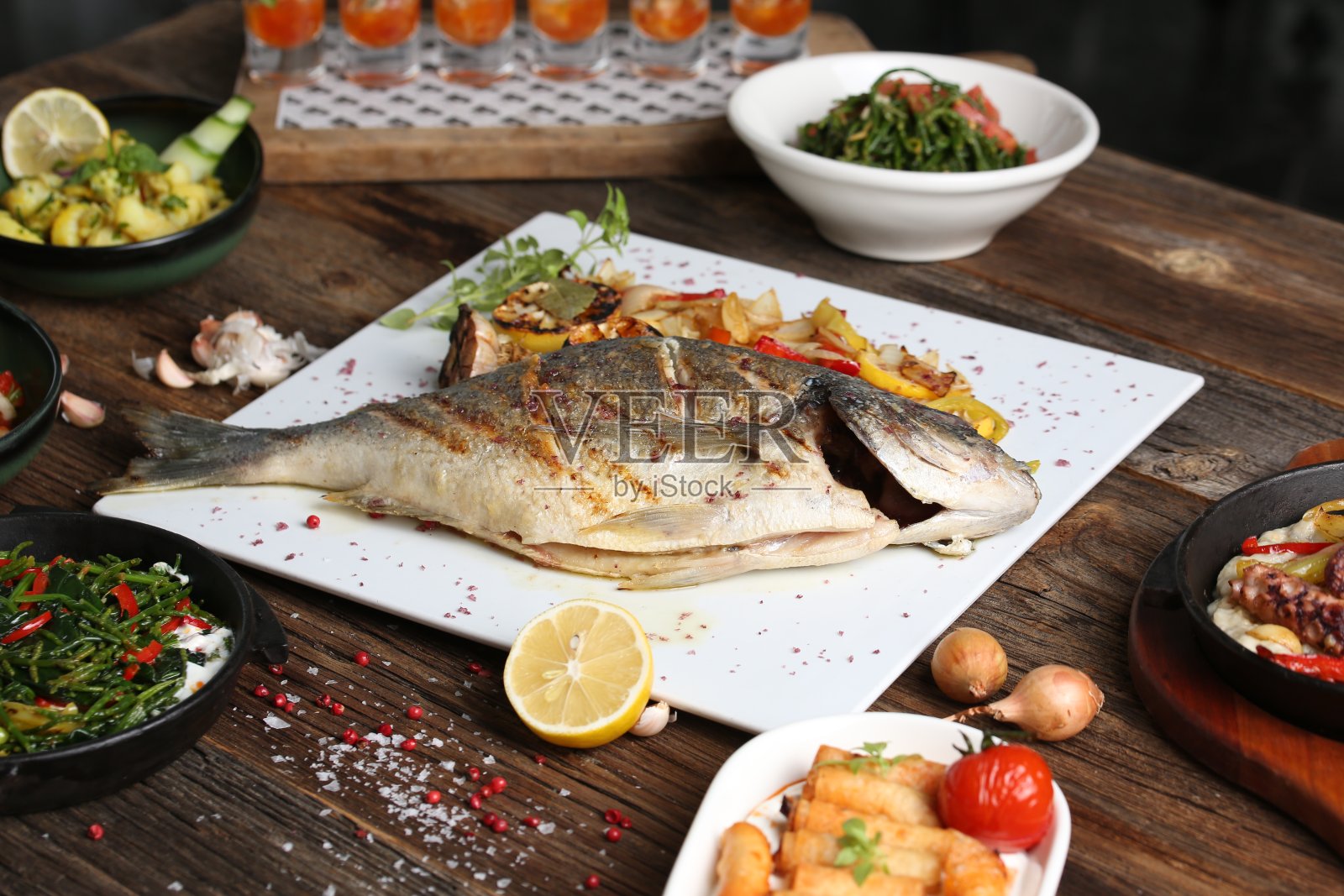 烤海鲷牛排配蔬菜照片摄影图片