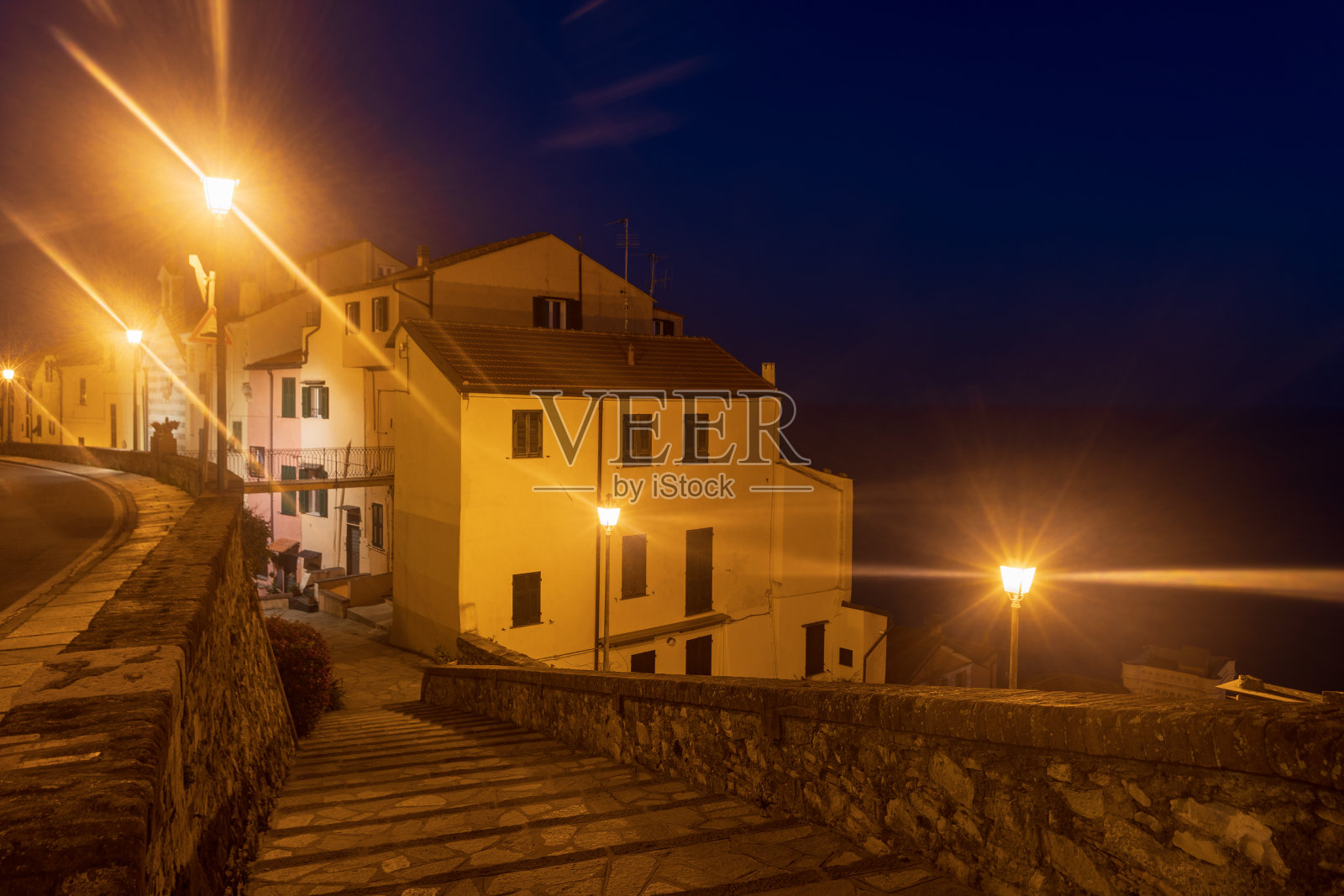 意大利利古里亚的夜景古城照片摄影图片