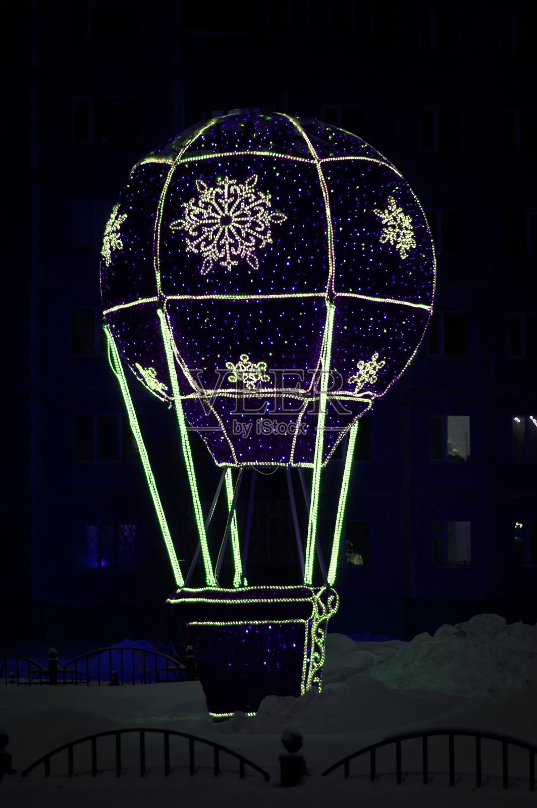 安装-氖气球。圣诞和新年。照片摄影图片