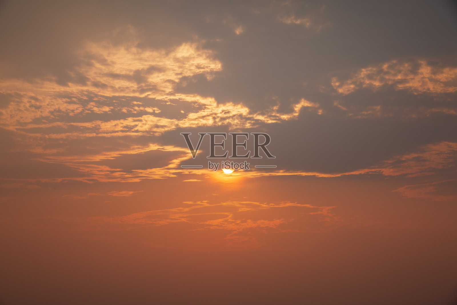 美丽的天空背景，森林和日落组成。照片摄影图片