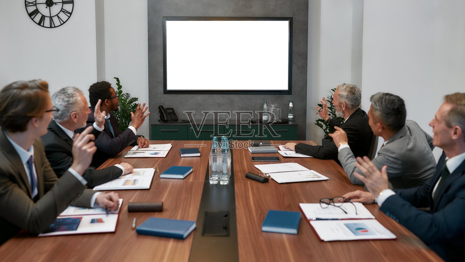 商务会议：多文化团队进行视频会议照片摄影图片