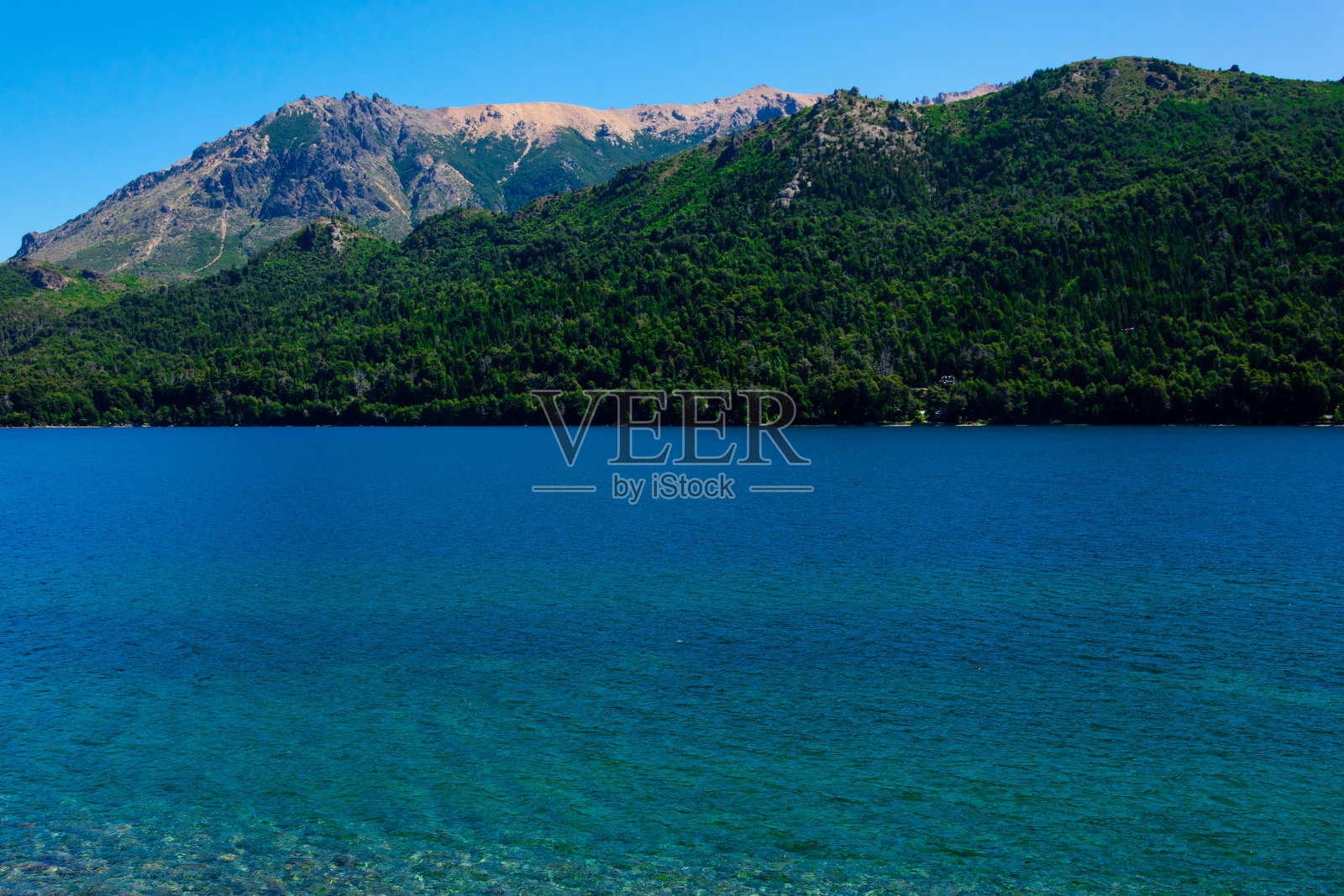 古铁雷斯湖和群山风光（巴里洛切）照片摄影图片